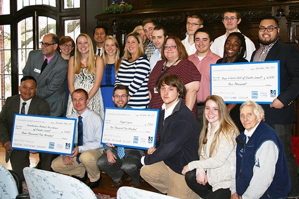 Honors philanthropy students donate to Lowell nonprofit