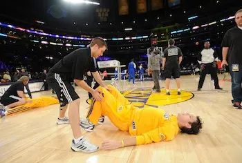 Tim DeFrancesco '06 works with an L.A. Lakers player before a game with the Golden State Warriors.&nbsp;(NBA Photos)&nbsp;