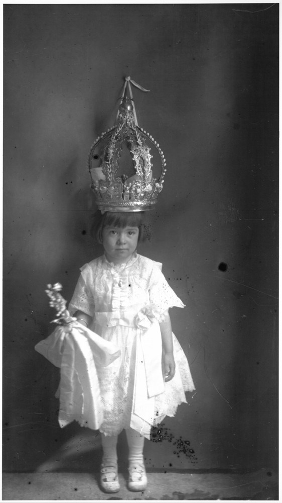 Black and white image of Portuguese American child wearing crown