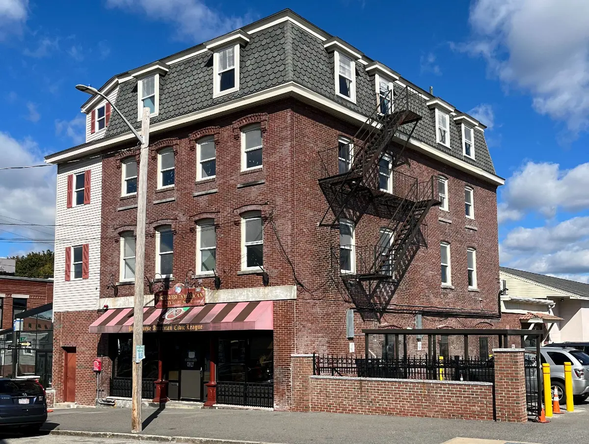 Building at 512 Central Street in Lowell, Massachusetts.