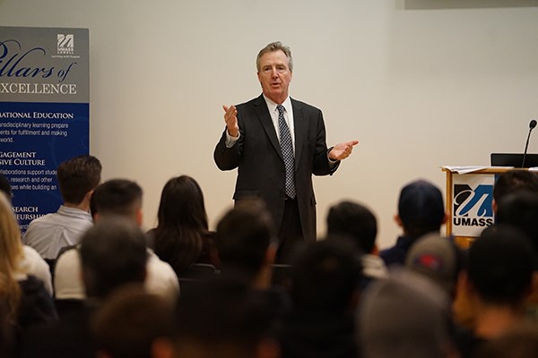 Alum Bill Cox talks to business students during a visit to campus