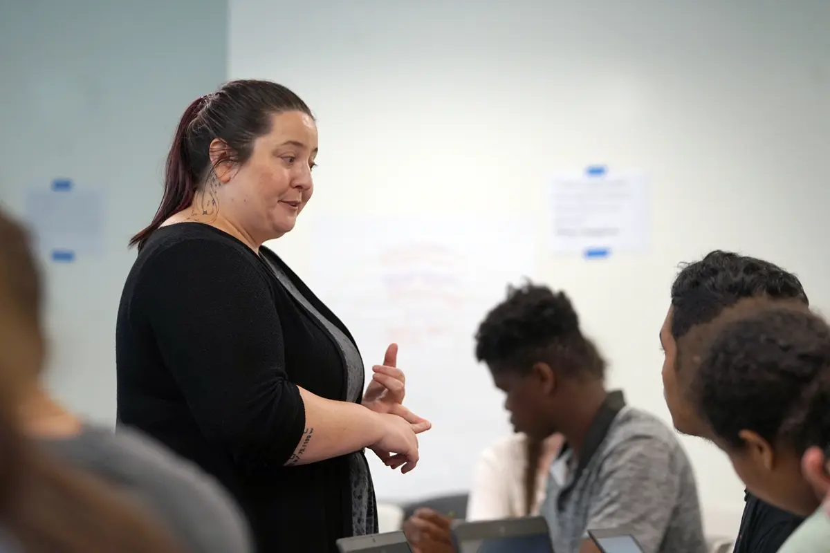 Cheryl Llewellyn teaches a Social Problems course to students in the summer UPRISE program.