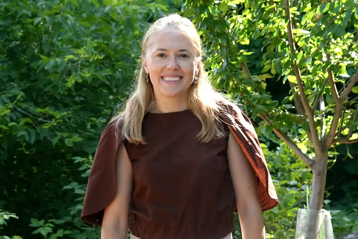 Jasmina Burek stands in front of a tree