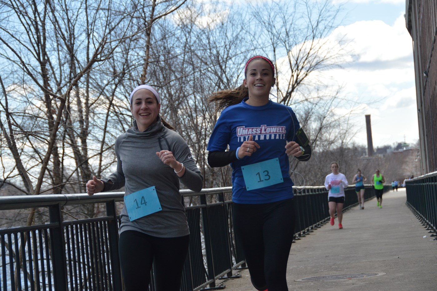 2 female students running race.