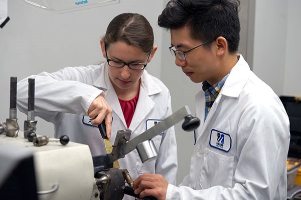Erin Keaney and Jianan Yi work in lab