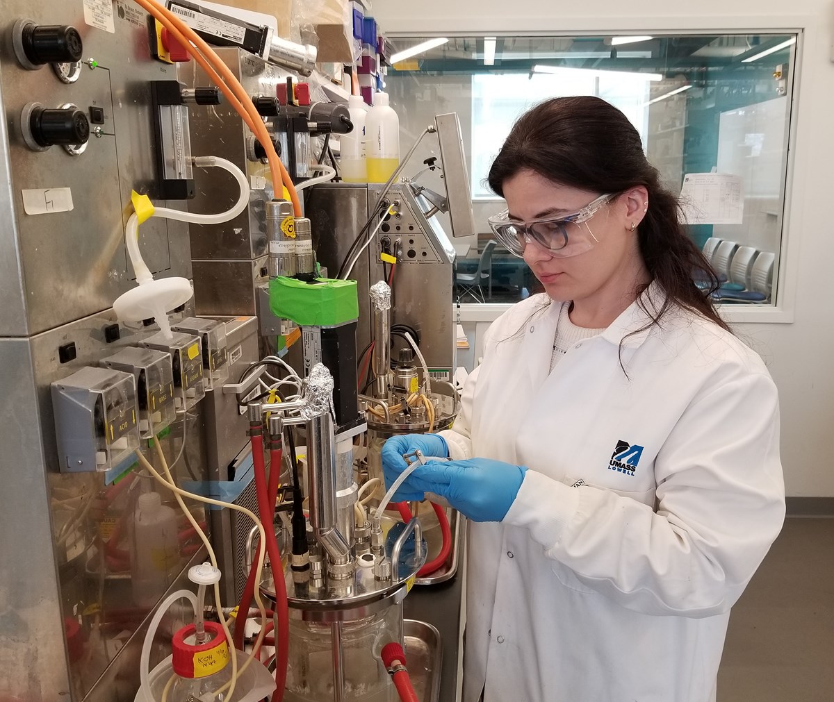 Student Elif Kurt working in the lab
