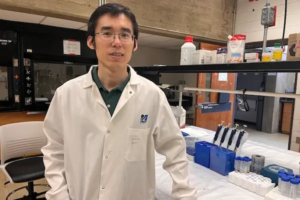 Fanfei Meng in his lab