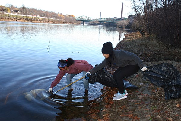 Grad students volunteer on the Merrimack River
