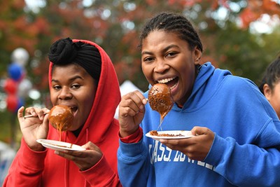 Homecoming guests eat caramel apples