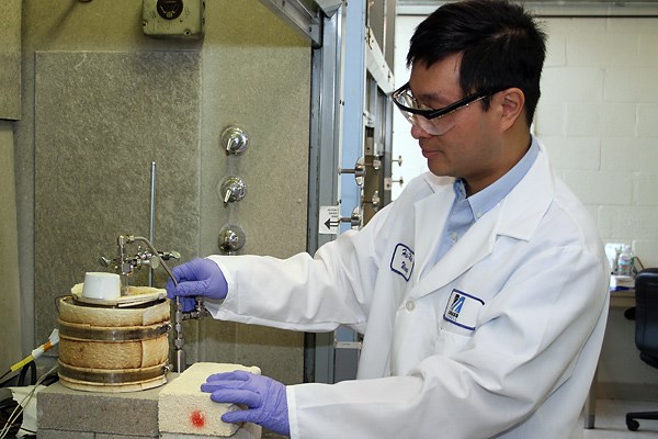 Asst. Prof. Hsi-Wu Wong working in the lab 