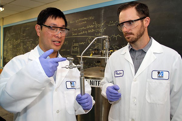 Profs. Wong and Mack in the lab