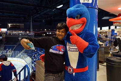 A student takes a selfie with Rowdy