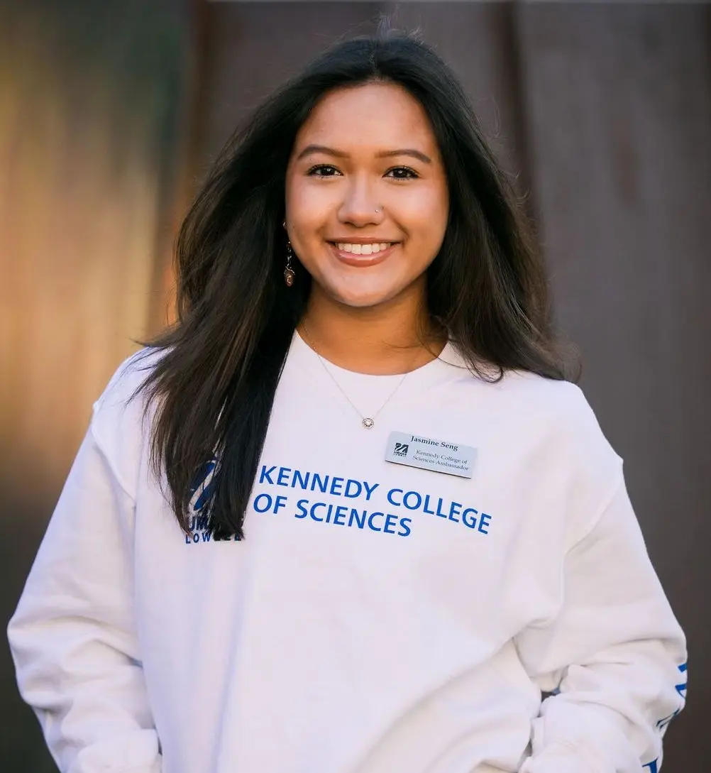 Jasmine Seng wearing a kennedy College of Sciences shirt.