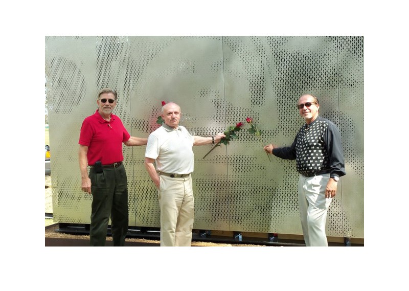 Profs. A.Ignatiev (left), S. Mil’shtein (center), A. Friendlich (right) at the John Glenn monument in Houston in 2011.