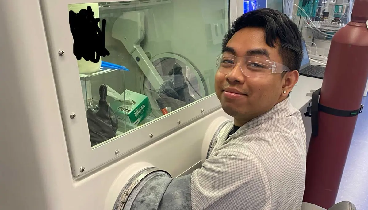 Kavi Oeur working in a lab at Alnylam Pharmaceuticals.