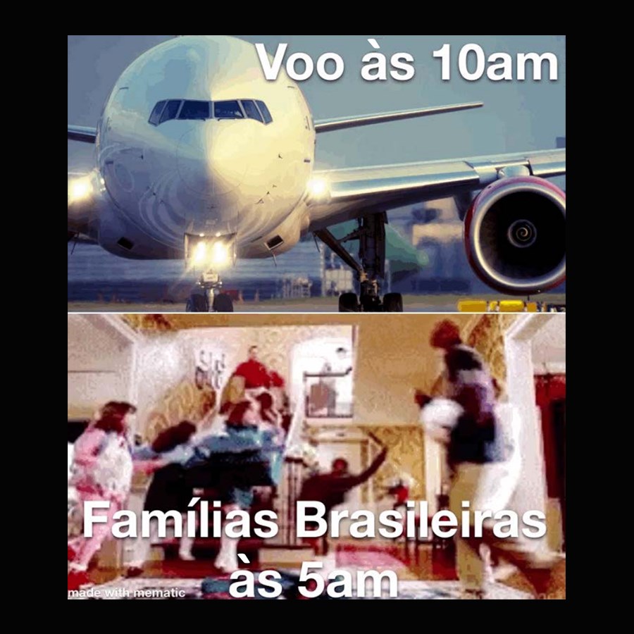Este meme é sobre as ideias de voos de avião das famílias brasileiras. Entre os filhos de pessoas imigrantes, é um fato comum que os pais são paranóicos sobre os horários dos voos. Tem uma foto de um avião estacionado no aeroporto e uma do filme Home Alone que está mostrando a família correndo para sair para o aeroporto cinco horas antes.