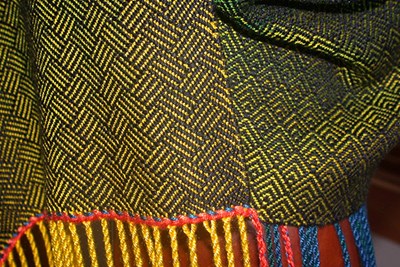 Woven scarf with geometric patterns