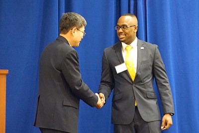 Grad student Kishon Delancy shakes hands with Prof. Chan-Wung Kim