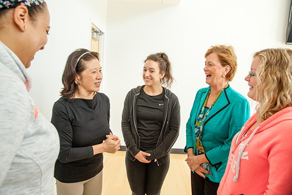 Marjorie Yang chats with Chancellor Jacquie Moloney and three students