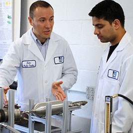 Juan Pablo Trelles discusses Energy Engineering with a graduate student