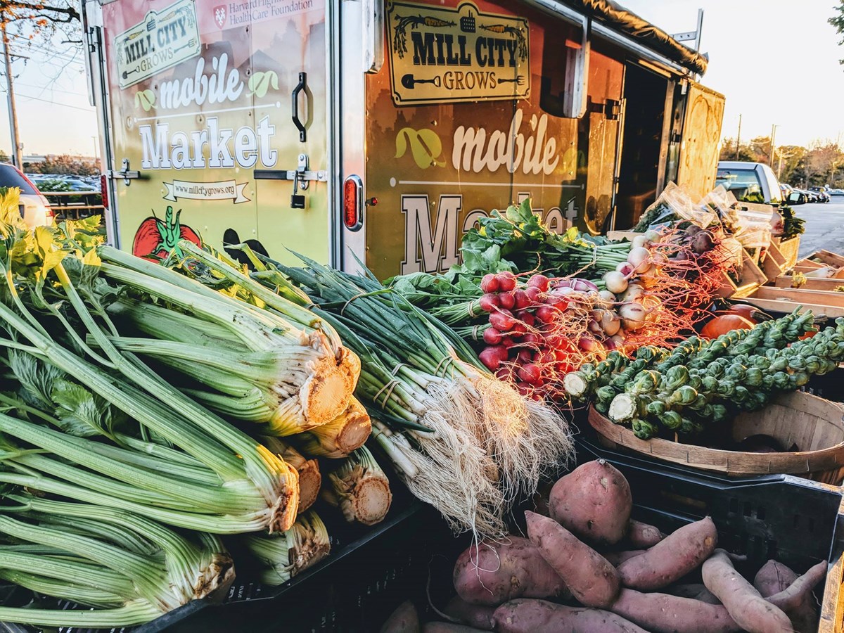 Mill City Grows mobile market and vegetables