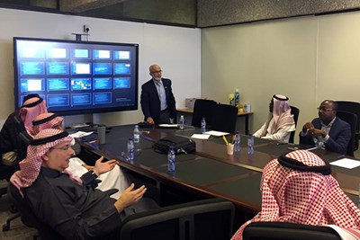 Luvai Motiwalla leads a faculty seminar in Saudi Arabia