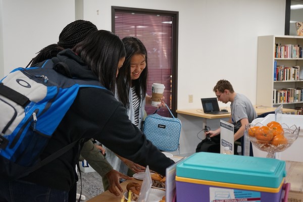 Honors students stop by for muffins, yogurt and chocolate milk on Muffin Monday in the Honors College at UML.