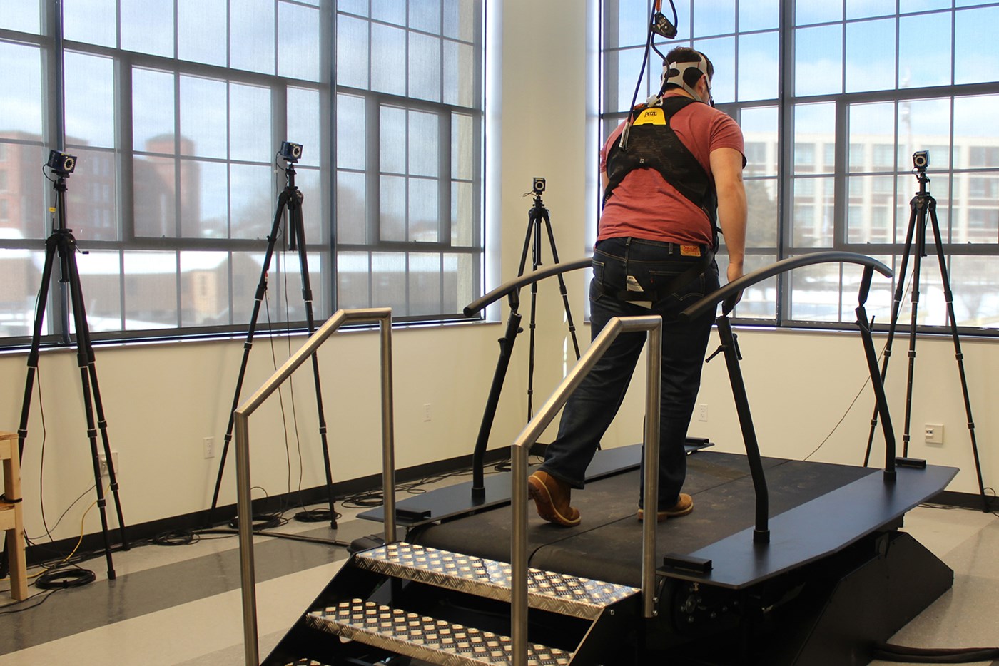 Person walking on instrumented treadmill under motion capture and wearing VO2 mask
