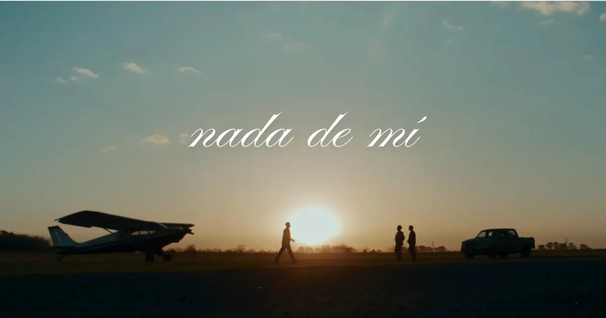 Person walking away from a plane towards friends and their car. Text reads: "nada de mí."
