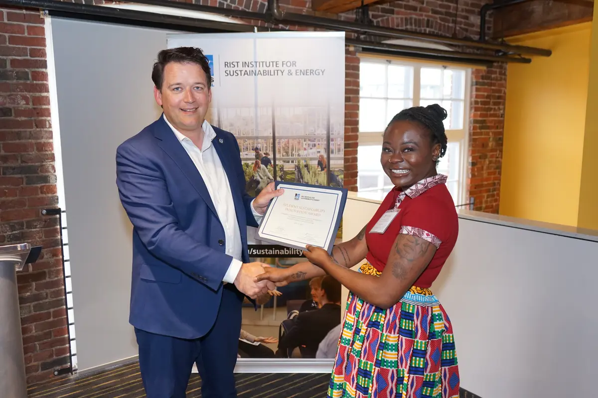 Student receives award at pitch competition.