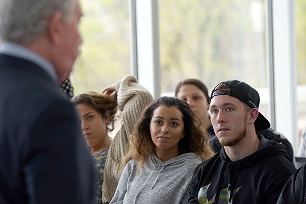 Students listen to Robert Epstein's guest lecture