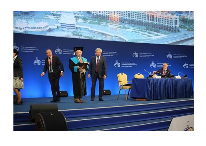 The President of Academy of Science, N. Aktybaev presents Sam Mil’shtein with the special diploma in Kazakhstan in 2015.