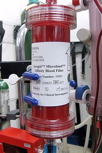 Blood filtering machine