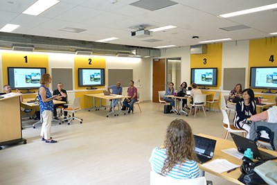 Faculty learn how to use a TEAL classroom
