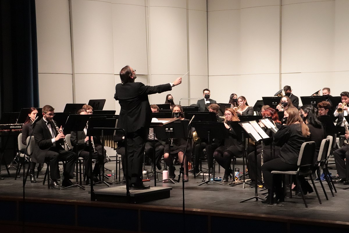 Dan Lutz conducts the Wind Ensemble in Concert