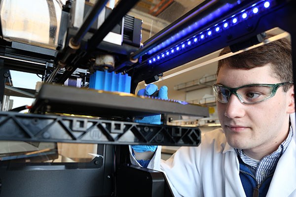 ames Benedict ‘16 uses a Makerbot printer to create a 3D antenna array