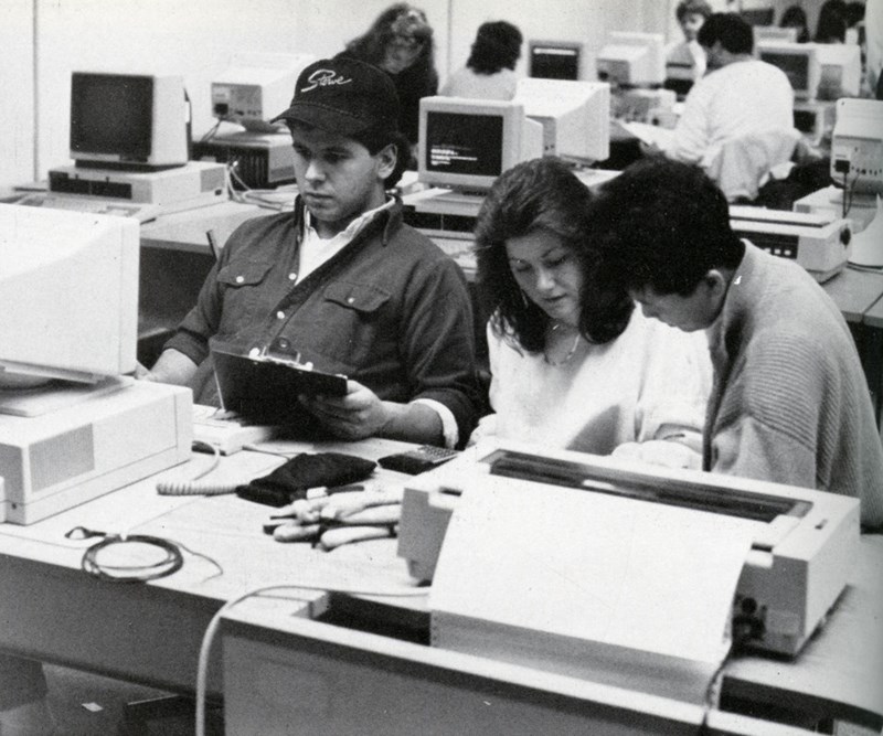 Students work together in a computer lab in 1989