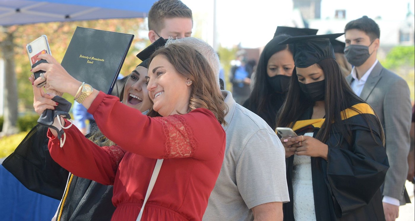 Mom takes selfie of graduating daughter and dad
