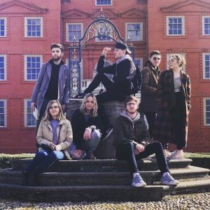 A group of study abroad students pose in London