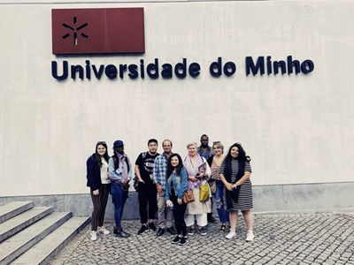 A group of study abroad students pose in front of Universidade do Minho