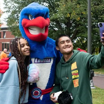 Students take a selfie with Rowdy, UMass Lowell's mascot.