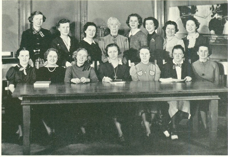 1937 women's student government team poses for a photo