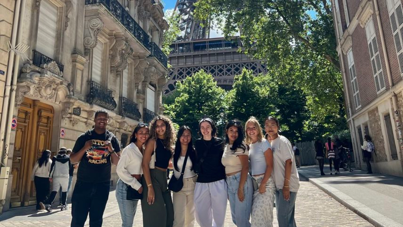 Students stand in front of Eiffel Tower