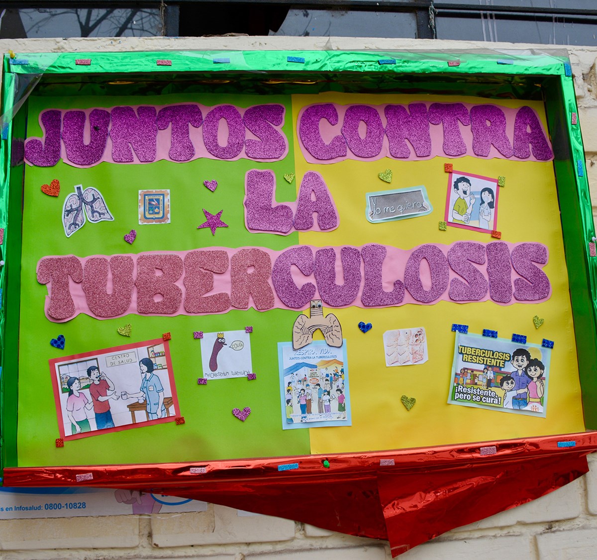 A sign in Spanish reading: Juntos Contra La Tuberculosis (Together Against Tuberculosis).
