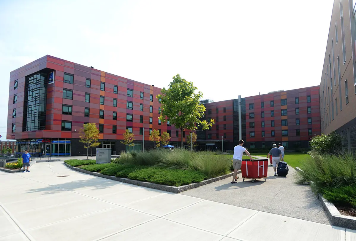 university-suites-exterior-move-in 