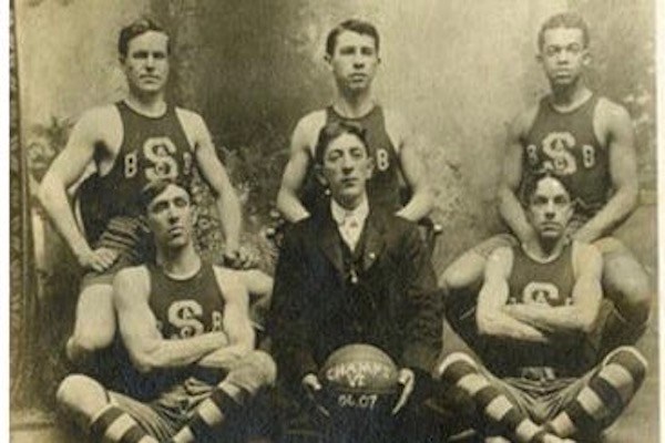 Basketball team photo with Bucky Lew